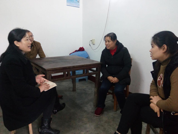 爱游戏平台爱心基金会捐助受困员工余华丽