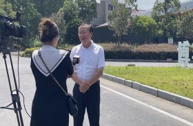 爱游戏平台集团副总裁李辉华接受记者采访 ，尽爱游戏平台之责，确保九江市的稳保供工作